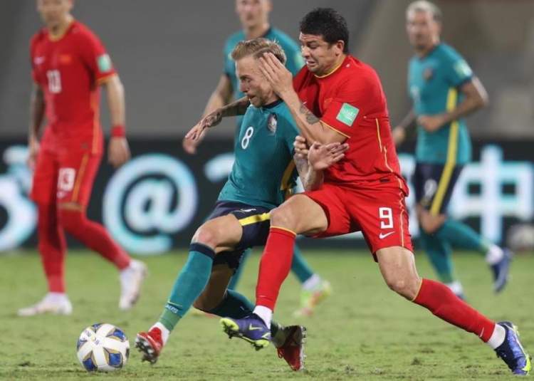 发生了什么？不敌纽卡后，瓜迪奥拉疑似和场边摄影师发生冲突