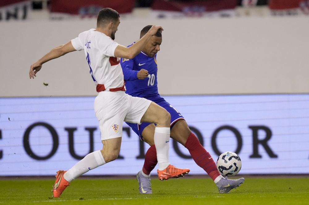 利物浦发角球期间 萨拉赫和亨德森聊了很久